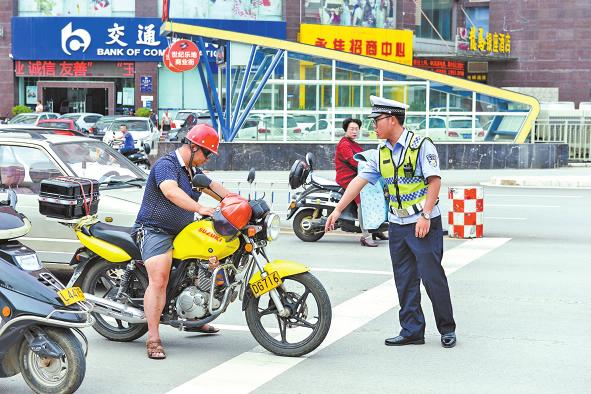 提示摩托车驾驶人勿越线停车.jpg