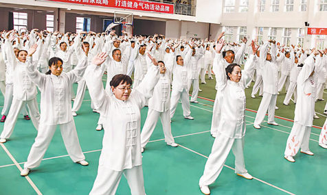千余市民展演健身气功.jpg