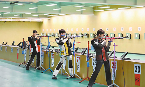 射击运动员沉着比赛。.jpg 射击运动员沉着比赛。.jpg