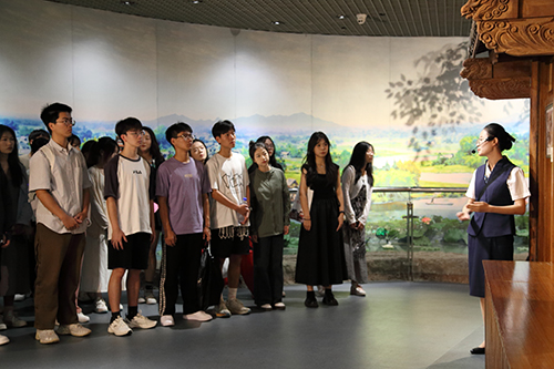 大学生合唱队伍参观聂耳纪念馆.jpg 大学生合唱队伍参观聂耳纪念馆.jpg