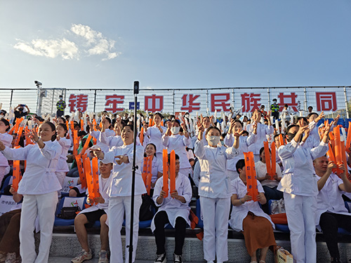 300名医护人员跃动赛场为玉溪代言.jpg