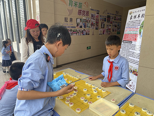象棋车轮战小学生“一对十”.jpg
