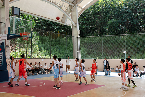 中小学生篮球足球比赛举行.jpg