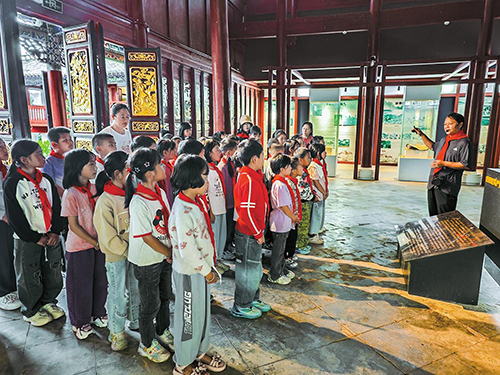 咪哩中心小学开展“开学第一课”红色教育活动.jpg