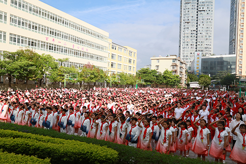 玉溪中小学：开学第一课 扬帆启新程.jpg