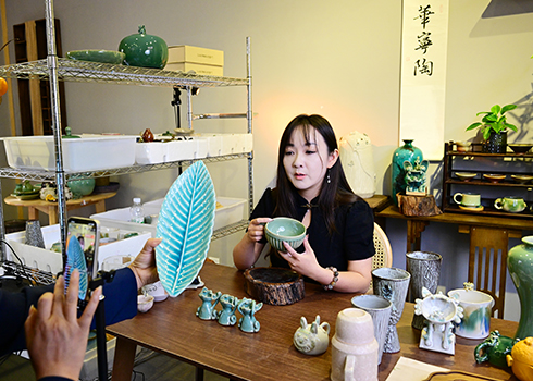 华宁：直播带货助古陶“出圈”