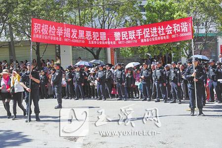 扫黑除恶宣传和安保两不误