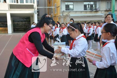 小学生捐赠爱心书籍