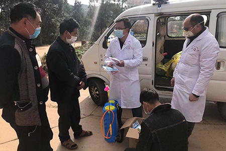 1581665744845077498.jpg 张勇指导村民消毒消杀,卫生防疫.jpg