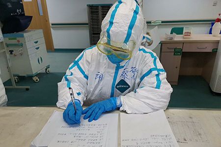 1583404950377078287.jpg 医疗队队员蔡警在工作.jpg