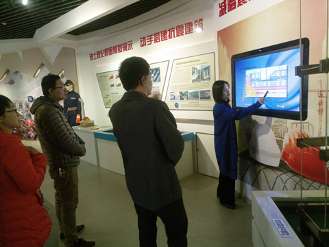 图2 工作人员讲解减隔震技术.jpg