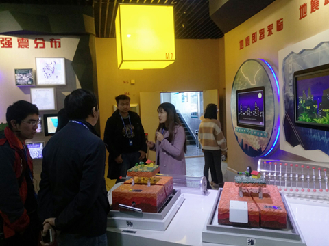 图3 讲解员介绍地震常识.jpg