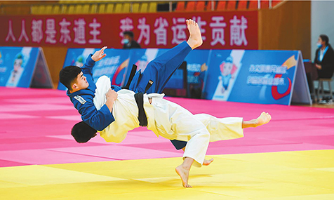 7月26日，云南省第十六届运动会青少年组柔道比赛第二个比赛日精彩瞬间。 本报记者 曾永洪 摄.jpg