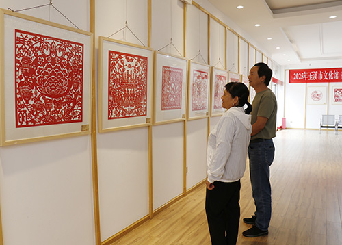 德宏州“傣族剪纸”美术交流展开展.jpg 德宏州“傣族剪纸”美术交流展开展.jpg