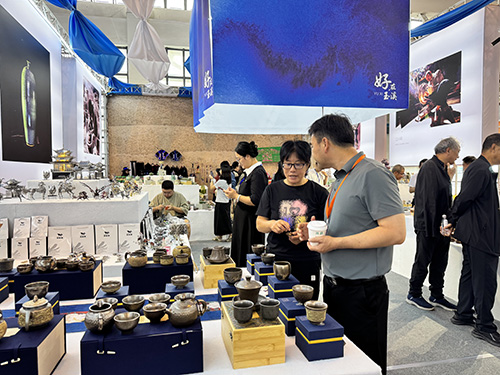 玉溪11家文化企业携特色产品亮相.jpg 玉溪11家文化企业携特色产品亮相.jpg