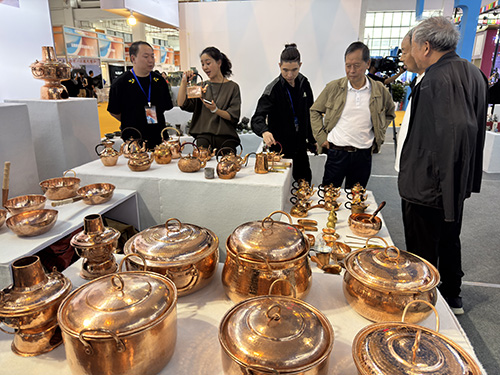 玉溪11家文化企业携特色产品亮相1.jpg 玉溪11家文化企业携特色产品亮相1.jpg