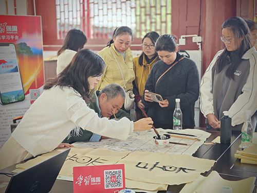 农人研墨习书画 乡土文明润精神.jpg