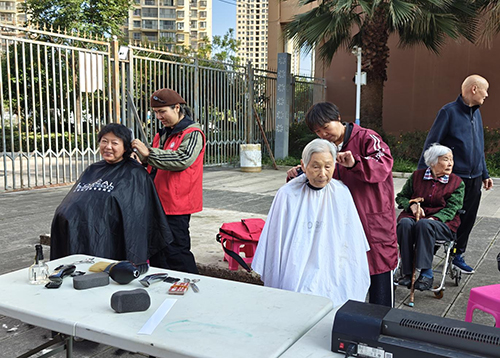 多彩敬老活动传递社会关爱.jpg