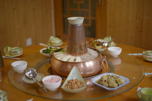 品将军第炊锅菜 听先辈爱国故事2.jpg