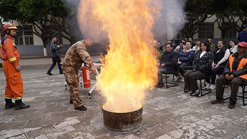 “院坝双语课”筑牢农村消防安全防火墙.jpg