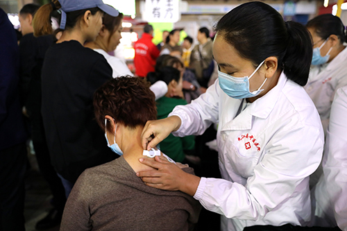 药香漫夜市 健康暖民心.jpg