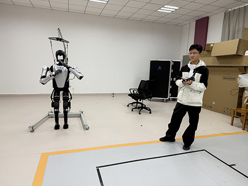 玉溪大专生“玩转”智能机器人.jpg 玉溪大专生“玩转”智能机器人.jpg