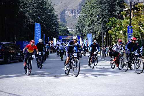 挑战爬坡极限 感受滇铜记忆 畅享文旅盛宴.jpg