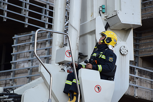 玉溪消防开展高层建筑火灾扑救演练1.jpg 玉溪消防开展高层建筑火灾扑救演练1.jpg