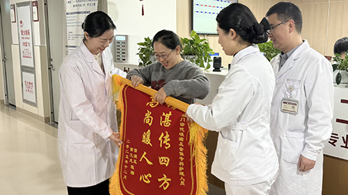专业护理暖人心患者致谢送锦旗.jpg