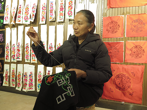 针藏万物 线绣彝乡.jpg