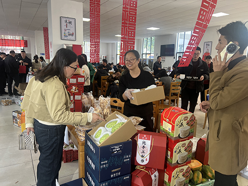 欢乐祥和迎新 春3.jpg 欢乐祥和迎新 春3.jpg