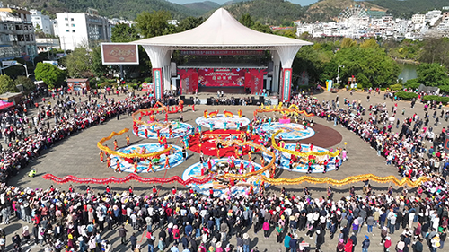 菌乡织就同心结 共绘团结幸福卷.jpg