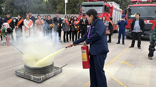 消防宣传进车站 守护群众出行路.jpg