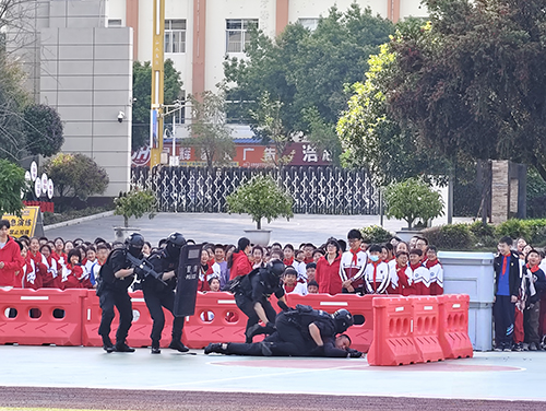 以实战化场景检验校园应急处置能力.jpg 以实战化场景检验校园应急处置能力.jpg