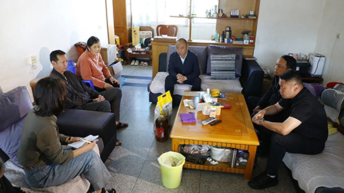 县委书记王勇开展全国助残日走访慰问活动.jpg