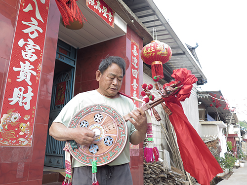 刀刻龙头 弦动彝乡.jpg