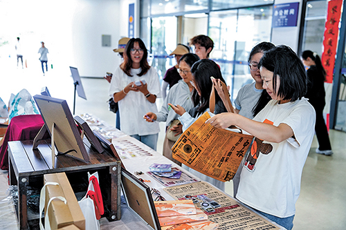 聂耳主题文创产品集中展出.jpg