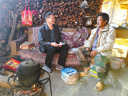 用半生光阴守护彝文化“活化石”.jpg