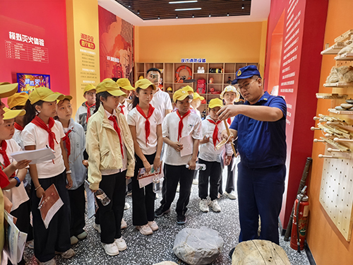 易门县六街小学开展沉浸式研学实践活动.jpg 易门县六街小学开展沉浸式研学实践活动.jpg