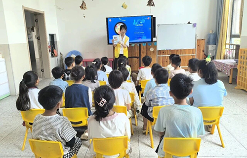 华宁：爱心托管班解决职工子女暑期“看护难”.jpg