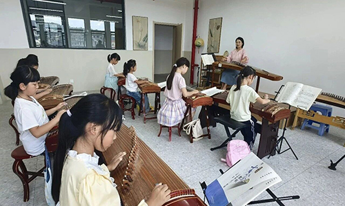 华宁：爱心托管班解决职工子女暑期“看护难”1.jpg