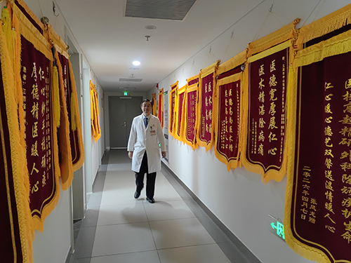 玉溪市中山医院护航游客健康.jpg