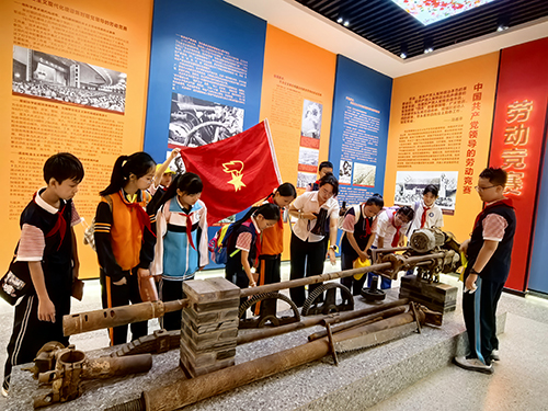 龙泉街道中心小学开展研学实践活动.jpg