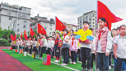 玉溪学子喜迎新学期.jpg