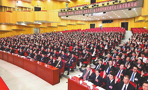 市第七次党代会举行预备会议.jpg