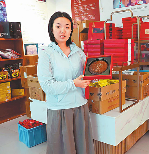 王艺璇：匠心守滇味 中秋饼飘香.jpg