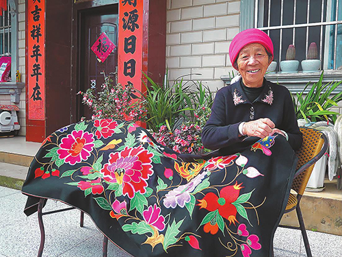 李莲英：一针一线守护峨山彝绣.jpg