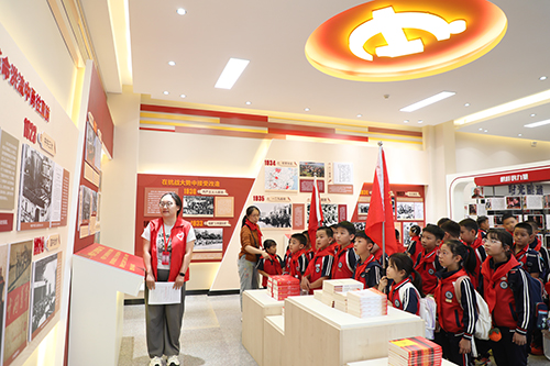 高举队旗跟党走少年接力新长征.jpg