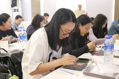 市图书馆举办非遗螺钿雅阅沙龙手作体验活动.jpg
